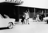 MON ONCLE, (aka MY UNCLE), center from left: Alain Becourt, Jacques Tati, 1958