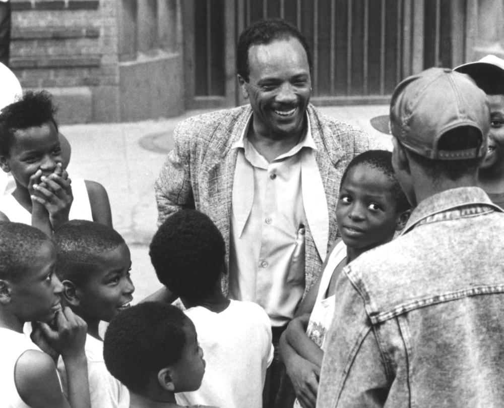 LISTEN UP: THE LIVES OF QUINCY JONES, Quincy Jones (center) with local Chicago children, 1990, (c)Warner Bros.