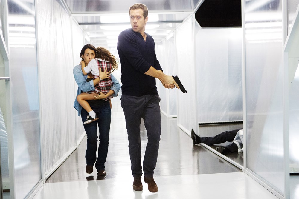 SELF/LESS, (aka SELFLESS), from left: Natalie Martinez, Jaynee-Lynne Kinchen, Ryan Reynolds, 2015. ph: Hilary Bronwyn Gale/© Focus Features