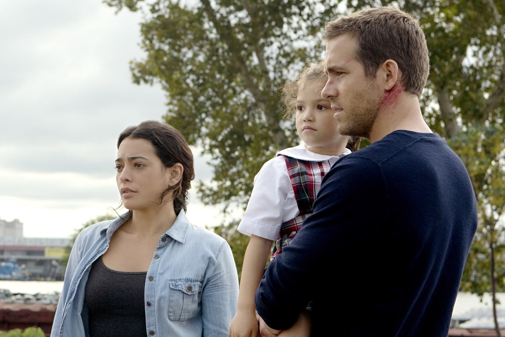 SELF/LESS, (aka SELFLESS), from left: Natalie Martinez, Jaynee-Lynne Kinchen, Ryan Reynolds, 2015. ph: Hilary Bronwyn Gale/© Focus Features