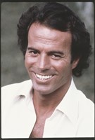 SPANISH SINGER JULIO IGLESIAS POSING SMILING IN A PHOTO SHOOTING FOR CHOOSING THE COVER OF AN ALBUM. 1979 - FOR EDITORIAL ONLY -