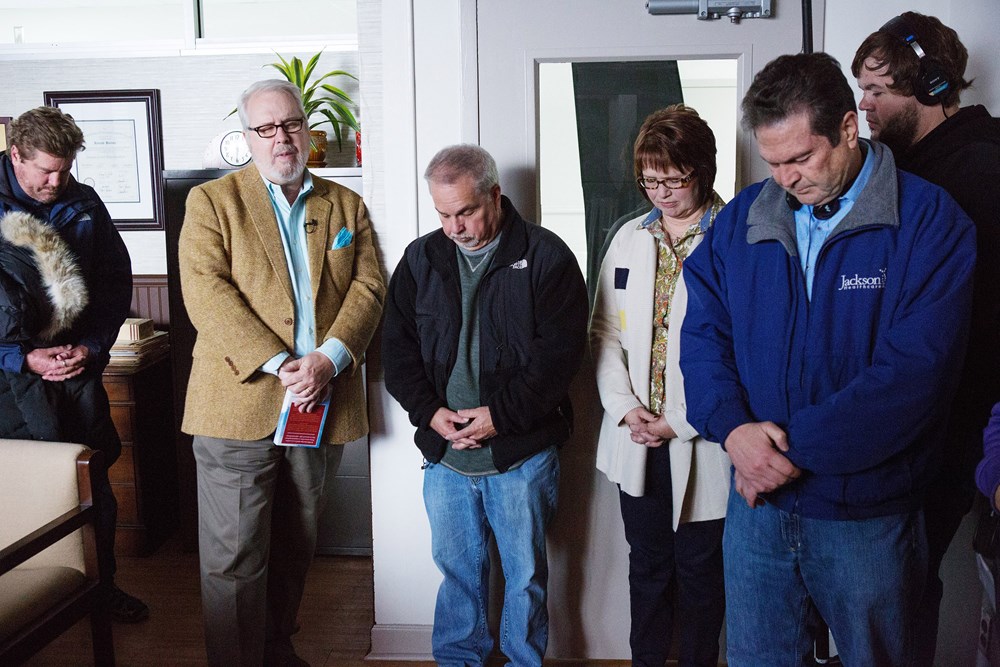 90 MINUTES IN HEAVEN, (aka NINETY MINUTES IN HEAVEN), writer Don Piper (holding book), Eva Piper (center right), producer Rick Jackson (front right), on set, 2015. ph: Quantrell Colbert