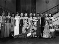 THE GIRL FROM JONES BEACH, Eddie Bracken, with starlets, (Joi Lansing, holding Bracken's hand), 1949