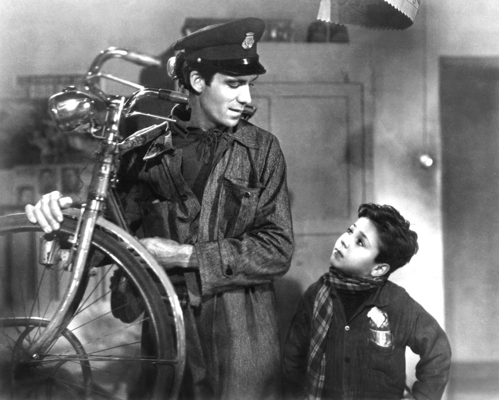 THE BICYCLE THIEF, (aka LADRI DI BICICLETTE, aka BICYCLE THIEVES), Lamberto Maggiorani, Enzo Staiola, 1948.