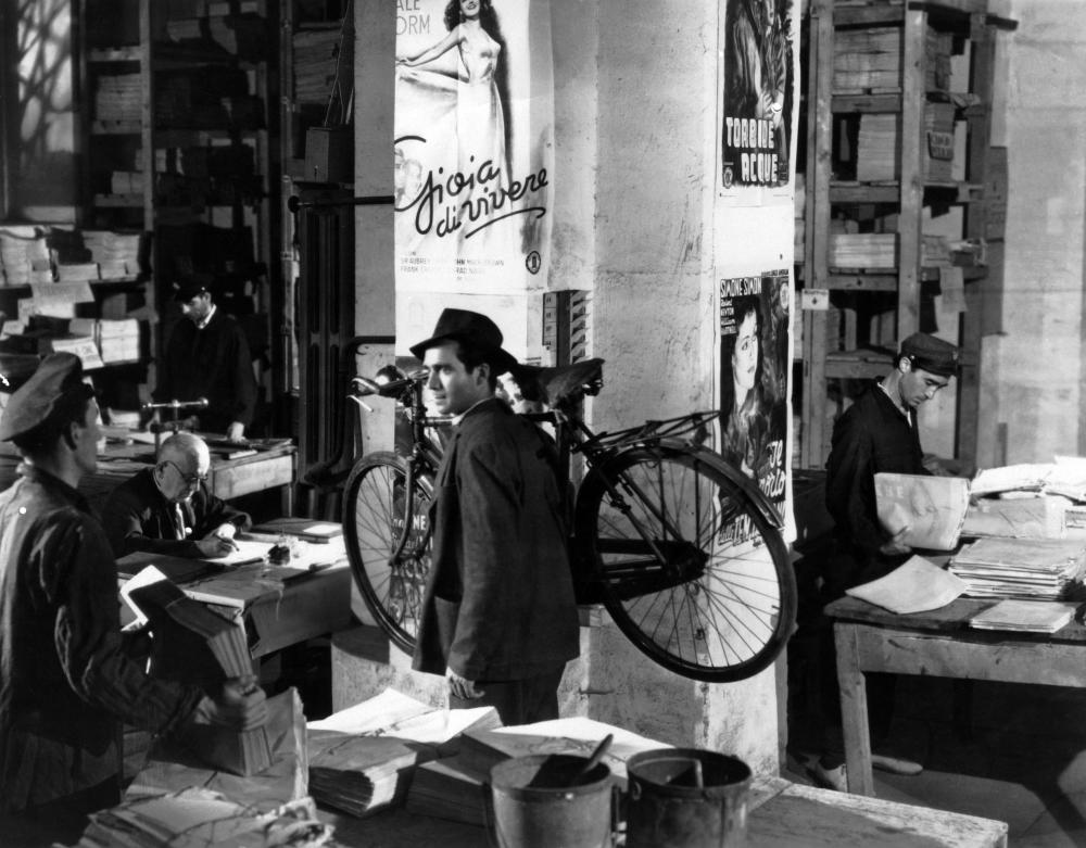 THE BICYCLE THIEF, (aka LADRI DI BICICLETTE, aka BICYCLE THIEVES), Lamberto Maggiorani, 1948.