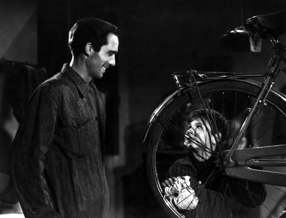 THE BICYCLE THIEF, (aka LADRI DI BICICLETTE, aka BICYCLE THIEVES), Lamberto Maggiorani, Enzo Staiola, 1948.