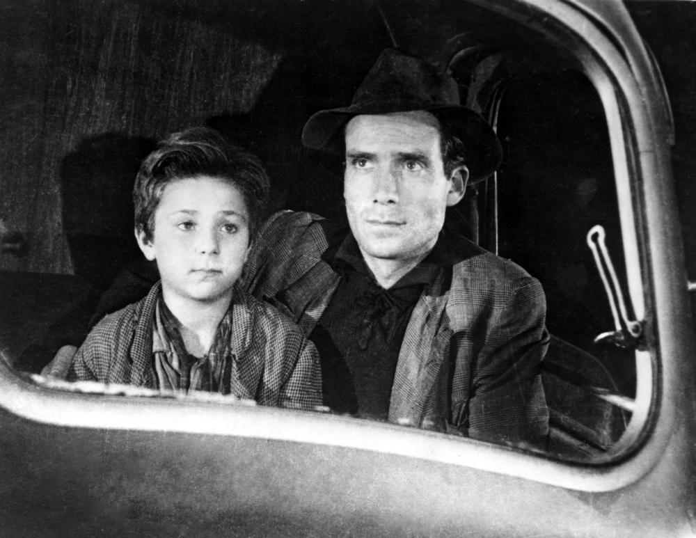 THE BICYCLE THIEF, (aka LADRI DI BICICLETTE, aka BICYCLE THIEVES), Enzo Staiola, Lamberto Maggiorani, 1948.