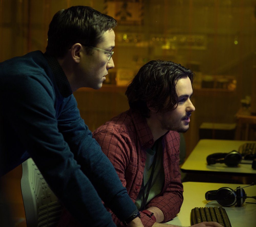 SNOWDEN, from left: Joseph Gordon-Levitt, Logan Marshall-Green, 2015. ph: Jurgen Olczyk/© Open Road Films