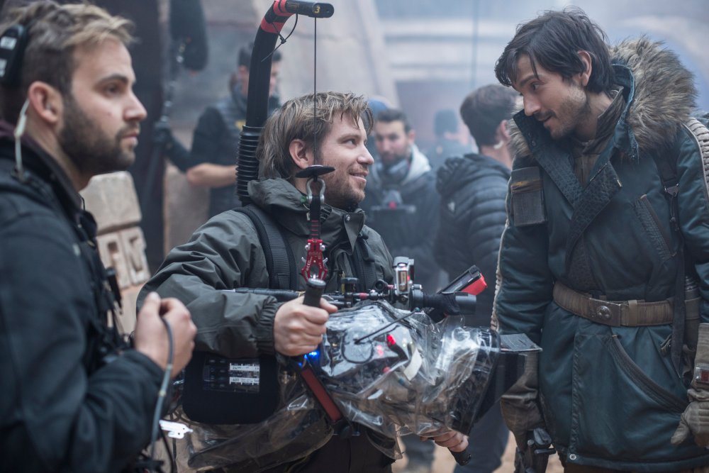 ROGUE ONE: A STAR WARS STORY, BACK, FROM LEFT: DIRECTOR GARETH EDWARDS, DIEGO LUNA, ON SET, 2016. PH: JONATHAN OLLEY/© WALT DISNEY STUDIOS MOTION PICTURES/LUCASFILM LTD.