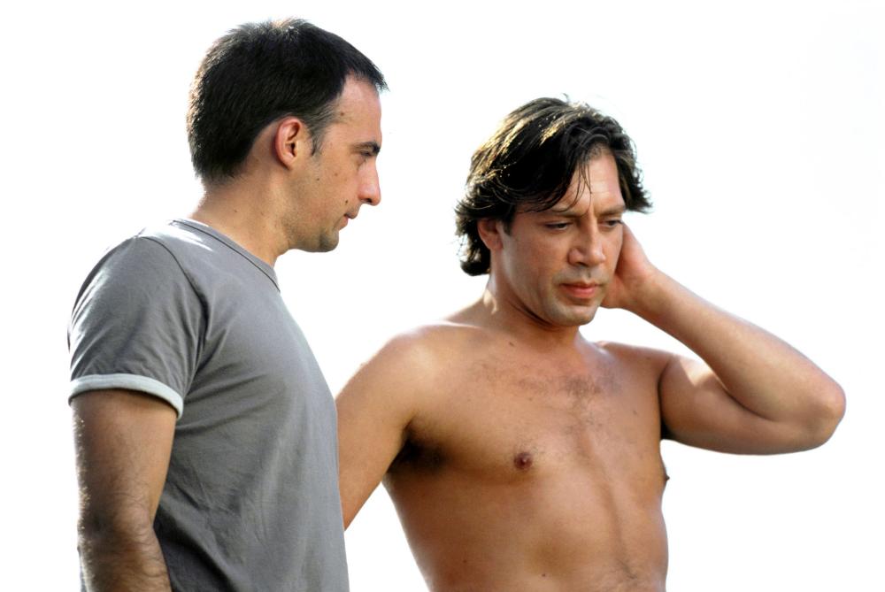 THE SEA INSIDE, (aka MAR ADENTRO), director Alejandro Amenabar, Javier Bardem on set, 2004, (c) Fine Line