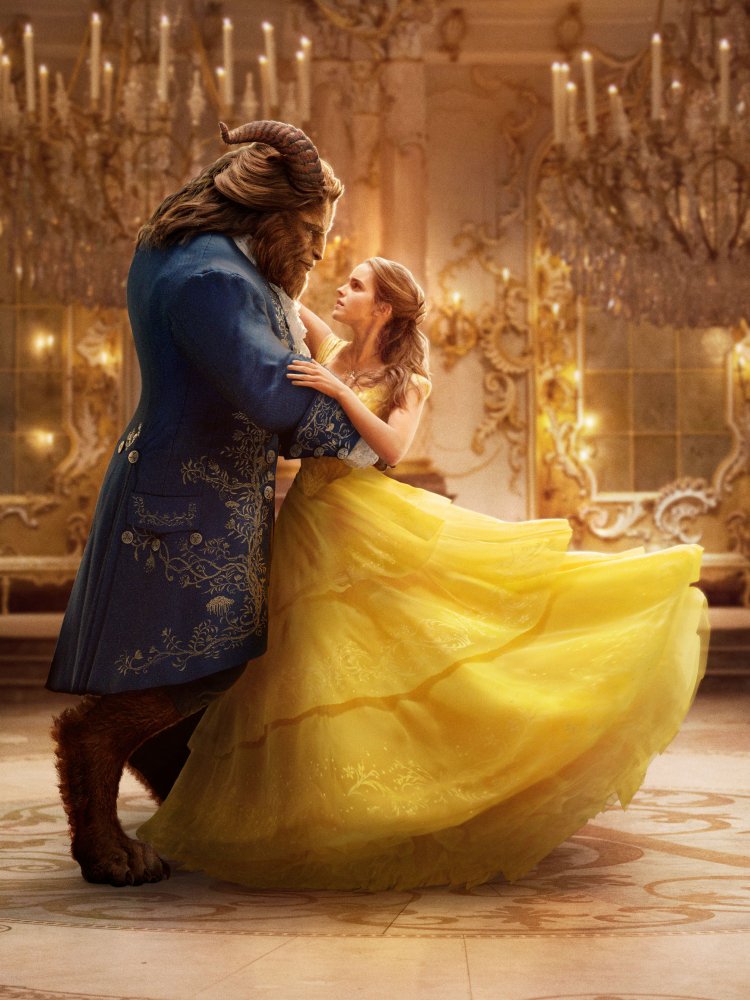 BEAUTY AND THE BEAST, FROM LEFT: DAN STEVENS, EMMA WATSON, 2017. © WALT DISNEY PICTURES