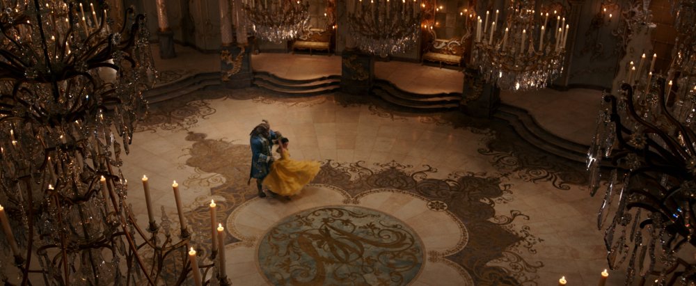 BEAUTY AND THE BEAST, FROM LEFT: DAN STEVENS, EMMA WATSON, 2017. © WALT DISNEY PICTURES