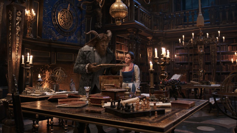 BEAUTY AND THE BEAST, FROM LEFT: DAN STEVENS, EMMA WATSON, 2017. © WALT DISNEY PICTURES