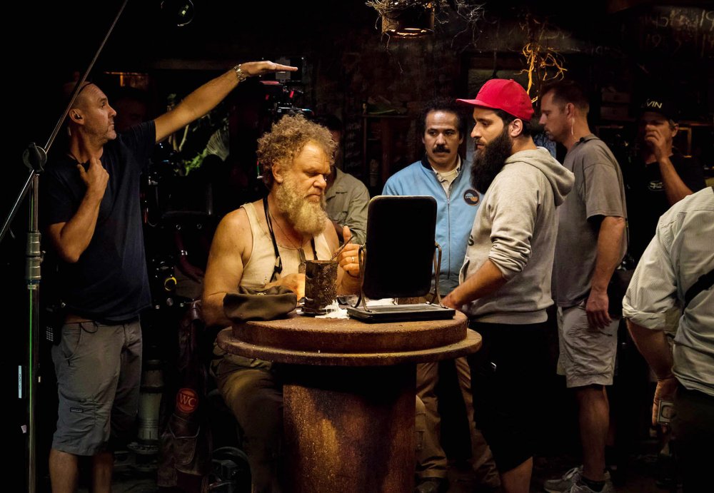 KONG: SKULL ISLAND, JOHN C. REILLY (SITTING), JOHN ORTIZ (MOUSTACHE), DIRECTOR JORDAN VOGT-ROBERTS (RED HAT), ON SET, 2017. PH: VINCE VALITUTTI/© WARNER BROS. PICTURES