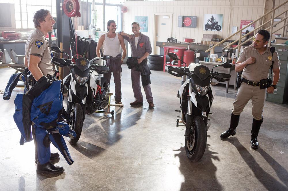 CHIPS, FROM LEFT: DAX SHEPARD, ARTURO DEL PUERTO, RENE MORAN, MICHAEL PENA, 2017. PH: PETER IOVINO/© WARNER BROS.