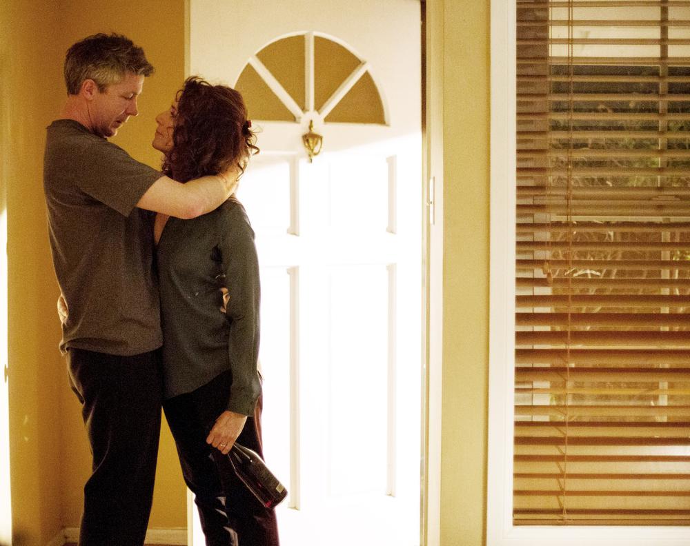 THE LOVERS, FROM LEFT, AIDAN GILLEN, DEBRA WINGER, 2017. PH: ROBB ROSENFELD. ©A24