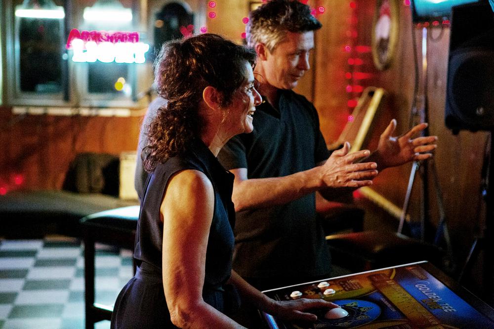 THE LOVERS, FROM LEFT, DEBRA WINGER, AIDAN GILLEN, 2017. PH: ROBB ROSENFELD. ©A24