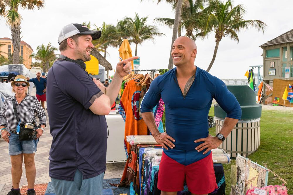 BAYWATCH, L-R: DIRECTOR SETH GORDON, DWAYNE 'THE ROCK' JOHNSON ON SET, 2017. PH: FRANK MASI/©PARAMOUNT PICTURES