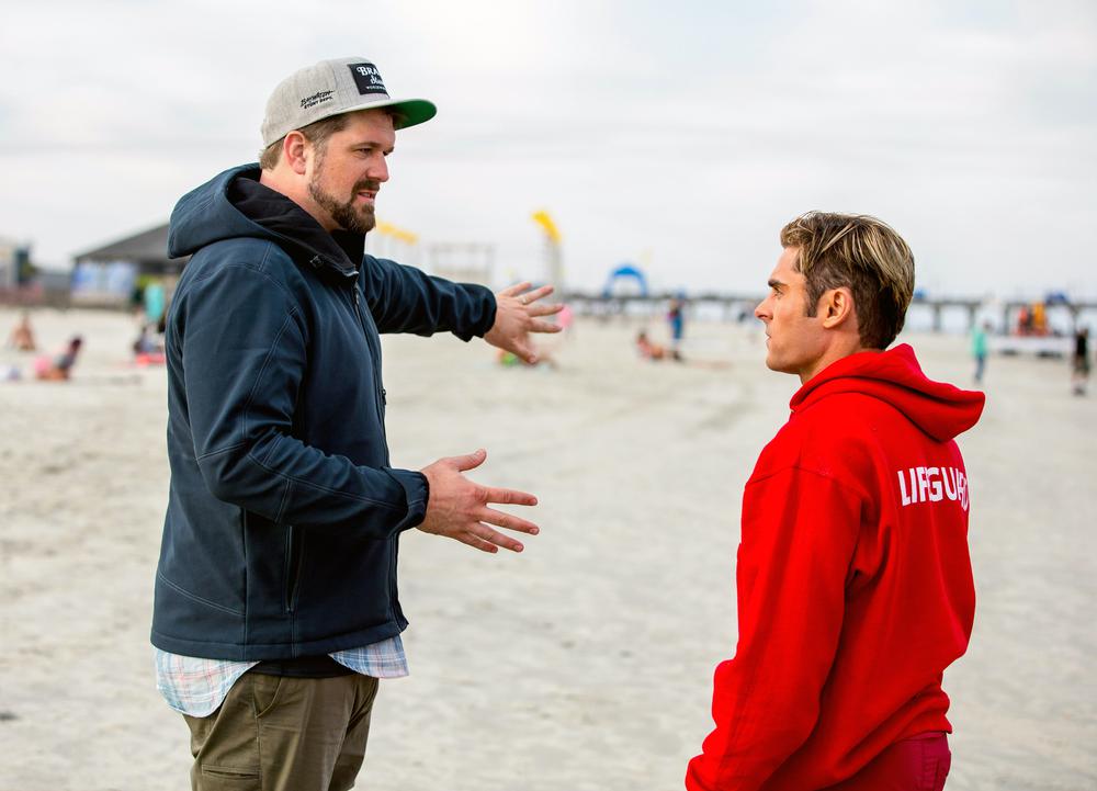 BAYWATCH, L-R: DIRECTOR SETH GORDON, ZAC EFRON ON SET, 2017. PH: FRANK MASI/©PARAMOUNT PICTURES