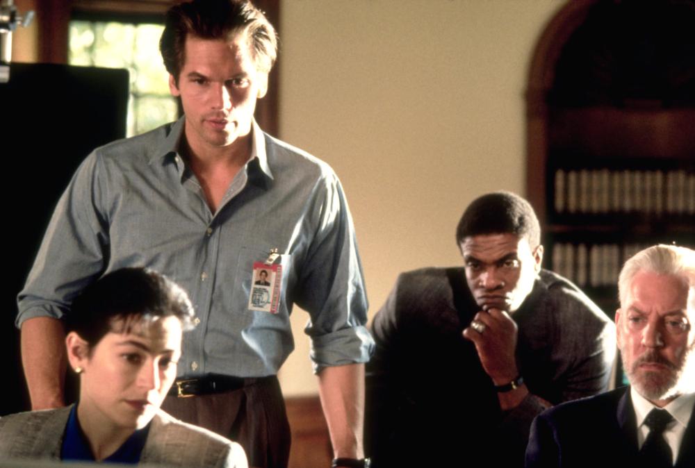 THE PUPPET MASTERS, Eric Thal (standing), Keith David (rear), Donald Sutherland (right), 1994, © Buena Vista