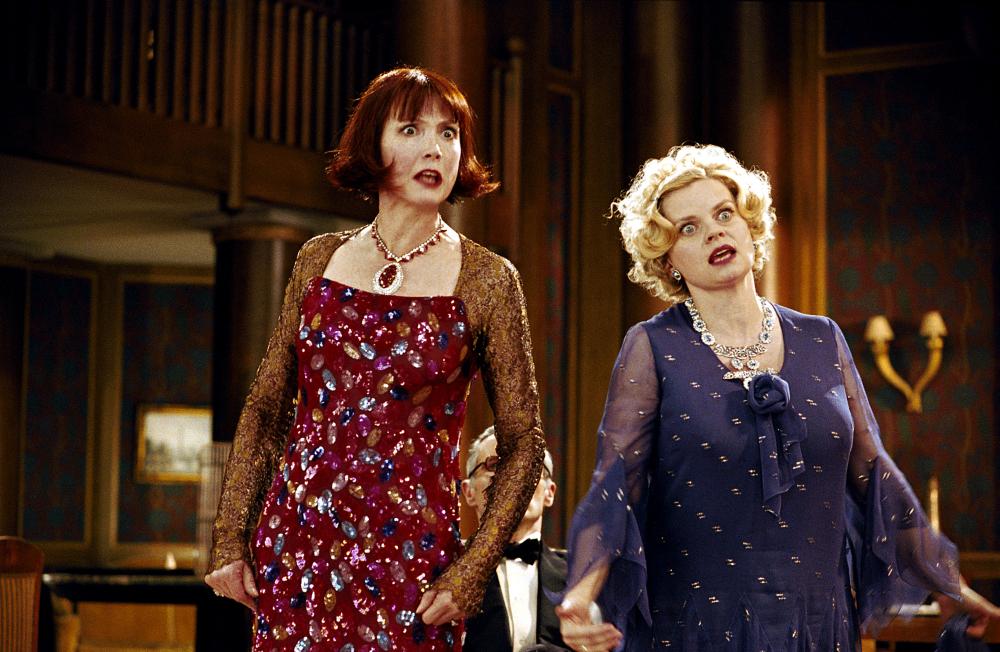 NOT ON THE LIPS, (aka PAS SUR LA BOUCHE), Sabine Azema, Isabelle Nanty, 2003, (c) Pathe