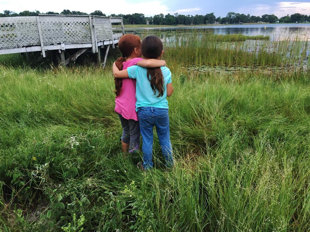 THE FLORIDA PROJECT, FROM LEFT: VALERIA COTTO, BROOKLYNN PRINCE, 2017. PH: MARC SCHMIDT/©A24