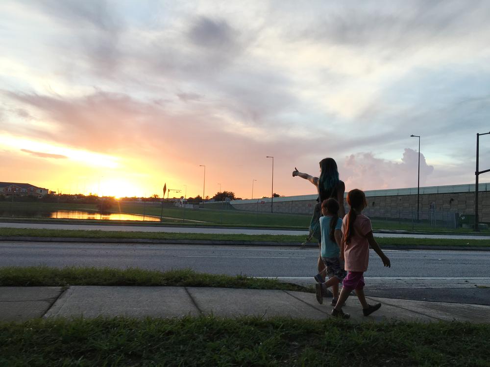 THE FLORIDA PROJECT, FROM LEFT: BRIA VINAITE, BROOKLYNN PRINCE, VALERIA COTTO, 2017. PH: MARC SCHMIDT/©A24