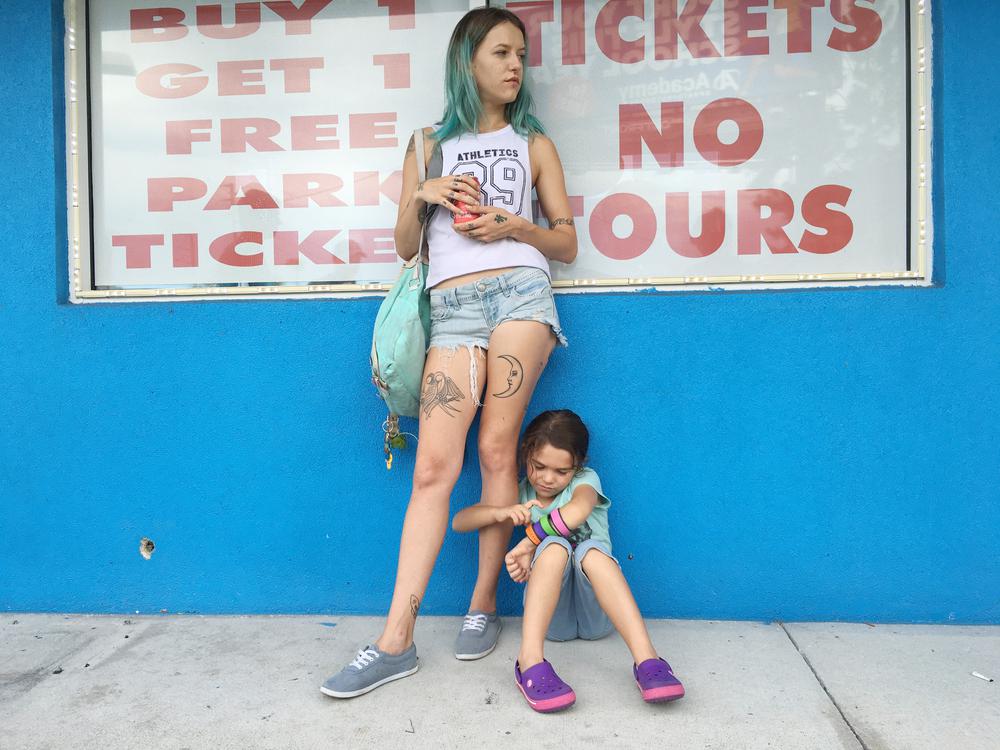 THE FLORIDA PROJECT, FROM LEFT: BRIA VINAITE, BROOKLYNN PRINCE, 2017. PH: MARC SCHMIDT/©A24