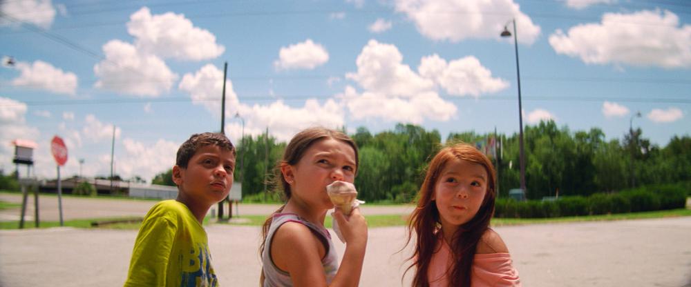 THE FLORIDA PROJECT, FROM LEFT: CHRISTOPHER RIVERA, BROOKLYNN PRINCE, VALERIA COTTO, 2017. ©A24