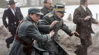 THE KING'S CHOICE, (AKA KONGENS NEI), JESPER CHRISTENSEN (CENTER), 2016. ©SAMUEL GOLDWYN FILMS