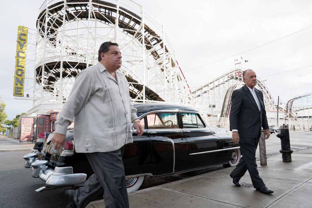WONDER WHEEL, FROM LEFT: STEVE SCHIRRIPA, TONY SIRICO, 2017. PH: ATSUSHI NISHIJIMA/© AMAZON