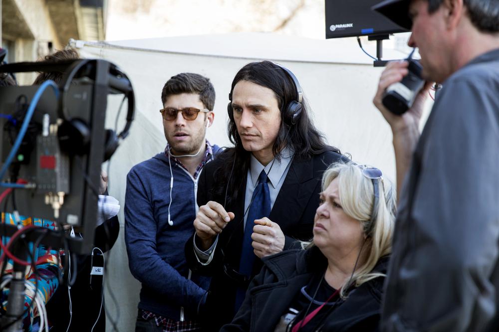 THE DISASTER ARTIST, MICHAEL H. WEBER (SUNGLASSES), JAMES FRANCO (CENTER), 2017. © A24