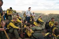 ONLY THE BRAVE, DIRECTOR JOSEPH KOSINSKI (CENTER), ON SET, 2017. PH: RICHARD FOREMAN/© COLUMBIA PICTURES