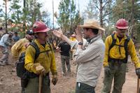 ONLY THE BRAVE, FRONT, FROM LEFT: JOSH BROLIN, DIRECTOR JOSEPH KOSINSKI, ON SET, 2017. PH: RICHARD FOREMAN/© COLUMBIA PICTURES