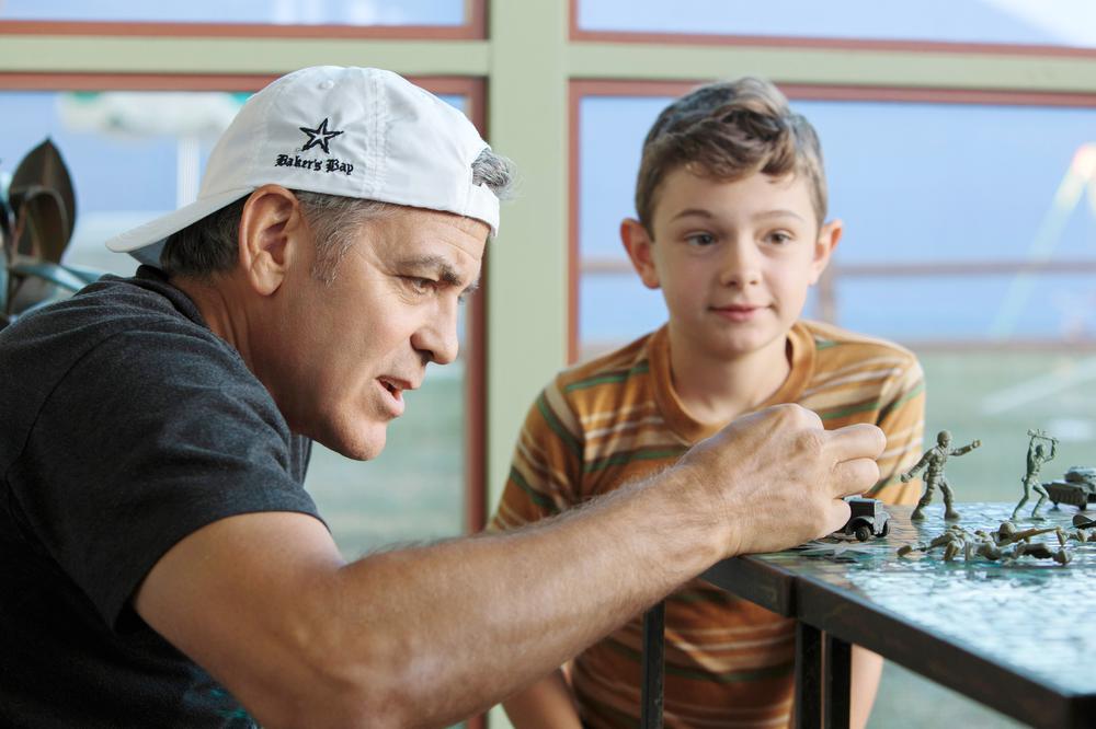 SUBURBICON, FROM LEFT: DIRECTOR GEORGE CLOONEY, NOAH JUPE, ON SET, 2017. PH: HILARY BRONWYN GAYLE/© PARAMOUNT PICTURES