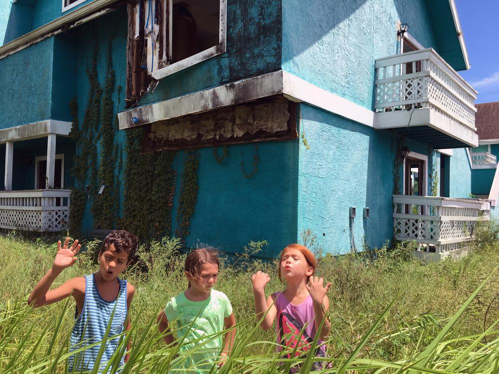 THE FLORIDA PROJECT, L-R: CHRISTOPHER RIVERA, BROOKLYNN PRINCE, VALERIA COTTO, 2017. PH: MARC SCHMIDT/©A24