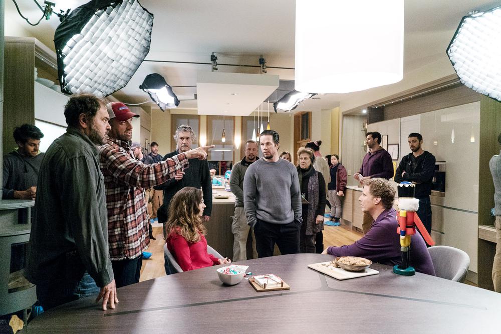 DADDY'S HOME 2, L-R: DIRECTOR OF PHOTOGRAPHY JULIO MACAT, DIRECTOR SEAN ANDERS, LINDA CARDELLINI, MARK WAHLBERG, WILL FERRELL ON SET, 2017. PH: CLAIRE FOLGER/©PARAMOUNT PICTURES