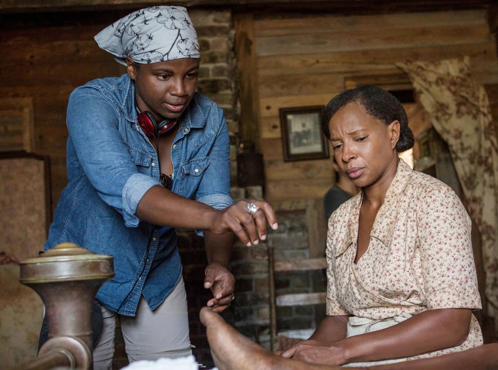 MUDBOUND, FROM LEFT: DIRECTOR DEE REES, MARY J. BLIGE ON SET, 2017. PH: STEVE DIETL. ©NETFLIX