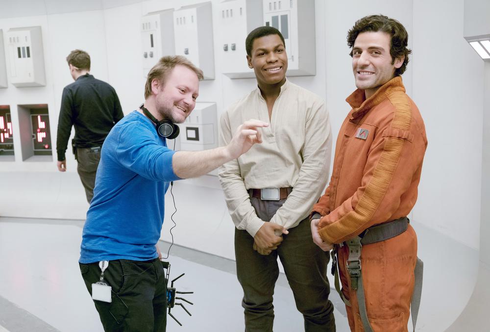 STAR WARS: THE LAST JEDI, FROM LEFT: DIRECTOR RIAN JOHNSON, JOHN BOYEGA, OSCAR ISAAC, ON SET, 2017. PH: DAVID JAMES. © WALT DISNEY STUDIOS MOTION PICTURES/LUCASFILM LTD.