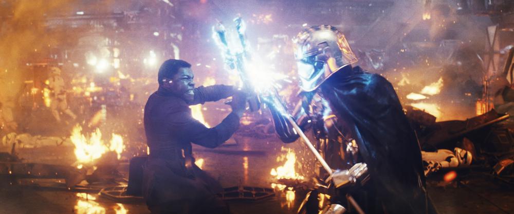 STAR WARS: THE LAST JEDI, (AKA STAR WARS: EPISODE VIII - THE LAST JEDI), FROM LEFT: JOHN BOYEGA, GWENDOLINE CHRISTIE, 2017./© WALT DISNEY STUDIOS MOTION PICTURES/© LUCASFILM LTD.