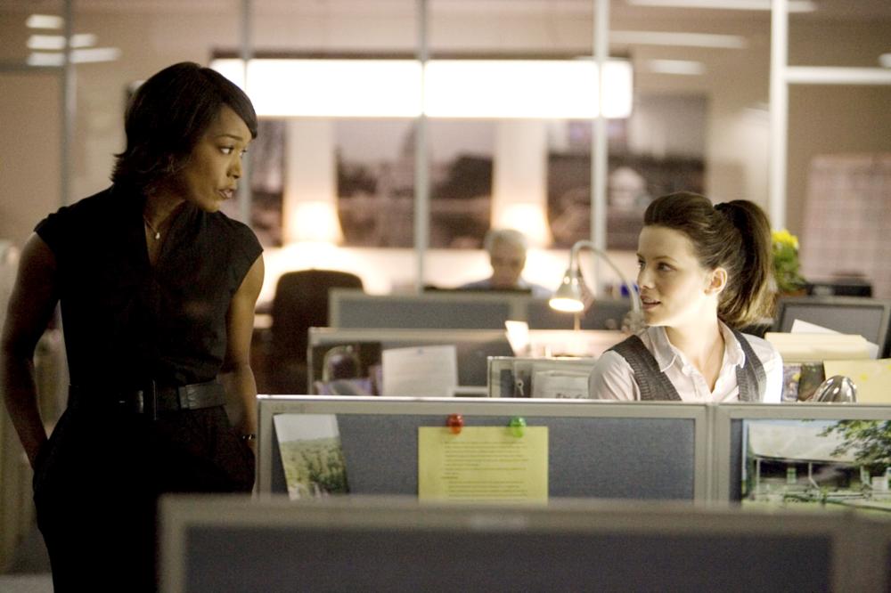 NOTHING BUT THE TRUTH, from left: Angela Bassett, Kate Beckinsale, 2008. ©Yari Film Group Releasing