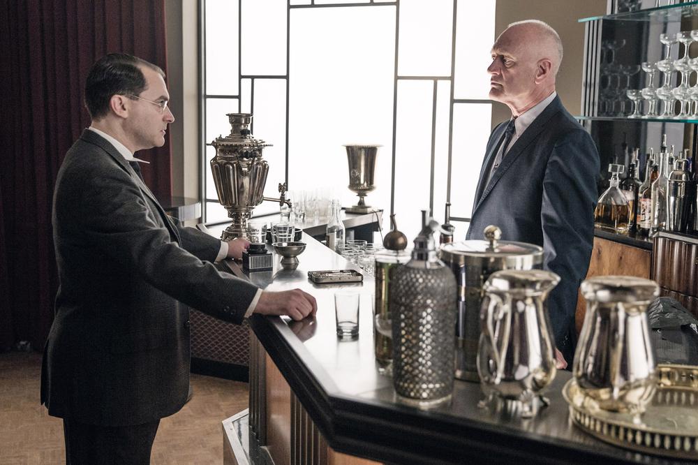THE SHAPE OF WATER, FROM LEFT: MICHAEL STUHLBARG, NIGEL BENNETT, 2017. PH: KERRY HAYES/TM & © FOX SEARCHLIGHT PICTURES. ALL RIGHTS RESERVED.