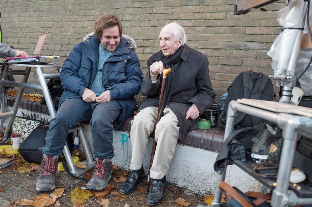 PADDINGTON 2, FROM LEFT: DIRECTOR PAUL KING, WRITER MICHAEL BOND, ON SET, 2017. PH: JAY MAIDMENT/© WARNER BROS.