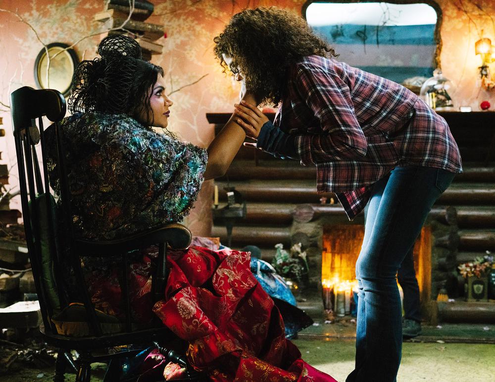 A WRINKLE IN TIME, FROM LEFT: MINDY KALING, STORM REID, 2018. PH: ATSUSHI NISHIJIMA/© WALT DISNEY STUDIOS MOTION PICTURES