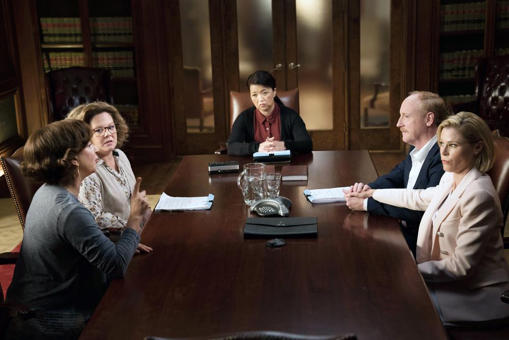 LIFE OF THE PARTY, FROM LEFT, MAYA RUDOLPH, MELISSA MCCARTHY, KAREN MARUYAMA, MATT WALSH, JULIE BOWEN, 2018. PH: HOPPER STONE. ©WARNER BROS.