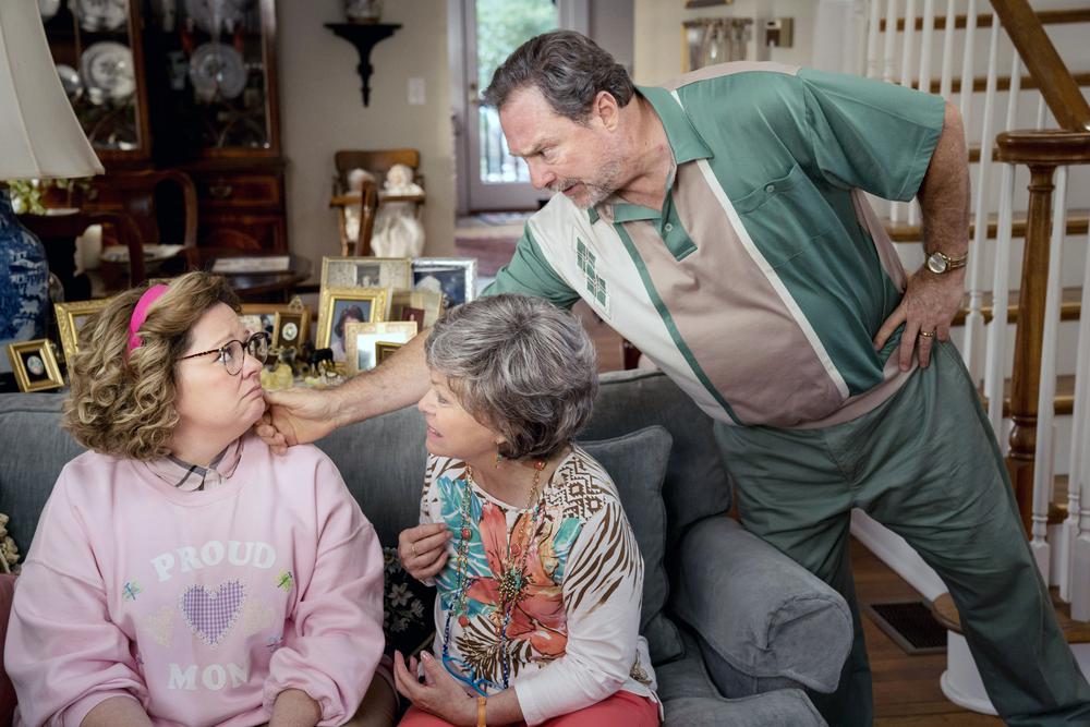 LIFE OF THE PARTY, FROM LEFT: MELISSA MCCARTHY, JACKI WEAVER, STEPHEN ROOT, 2018. PH: HOPPER STONE/© WARNER BROS.