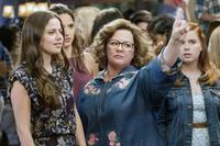 LIFE OF THE PARTY, FROM LEFT: MOLLY GORDON, ADRIA ARJONA, MELISSA MCCARTHY, JESSIE ENNIS, 2018. PH: HOPPER STONE/© WARNER BROS.