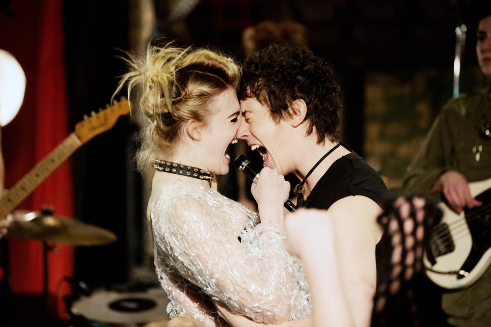 HOW TO TALK TO GIRLS AT PARTIES, L-R: ELLE FANNING, ALEX SHARP, 2017. © A24