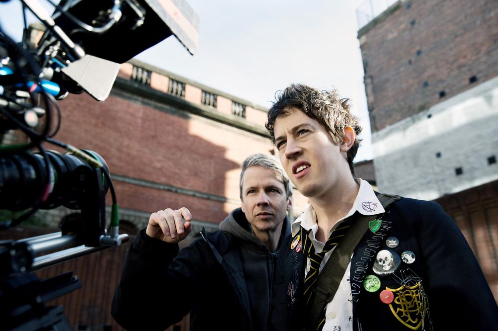 HOW TO TALK TO GIRLS AT PARTIES, FROM LEFT: DIRECTOR JOHN CAMERON MITCHELL, ALEX SHARP, ON SET, 2017. © A24