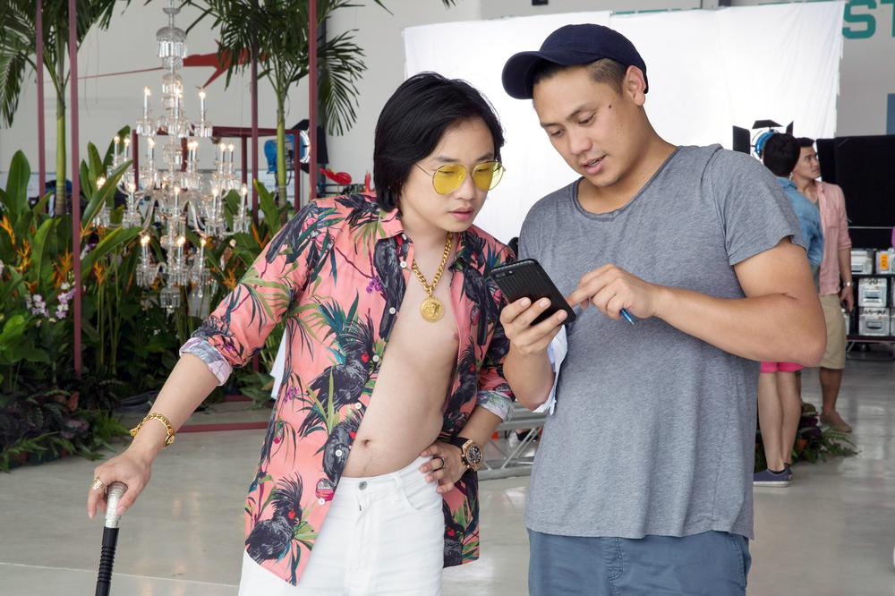 CRAZY RICH ASIANS, FROM LEFT: JIMMY O. YANG, DIRECTOR JON M. CHU, ON SET, 2018. PH: SANJA BUCKO/© WARNER BROS. PICTURES